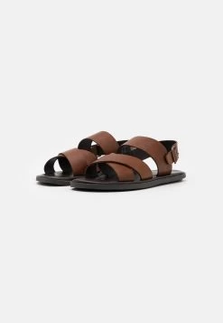 Pier One Unisex - Sandalen - Cognac -Pier One 93d59b6c78964396a0134fb24776a5f7